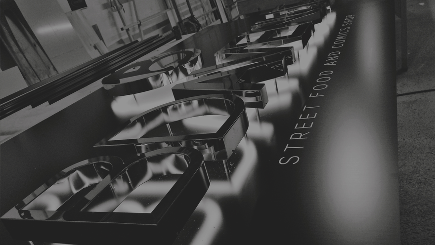 D'un simple panneau informatif à une enseigne lumineuse en caisson, LOKI basé à Bordeaux et Audenge vous accompagnera pour la réalisation de toute vos décorations et signalétique intérieur comme extérieur