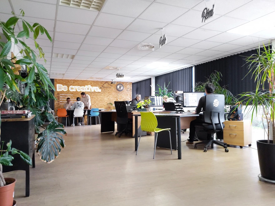 Vue du studio graphique LOKi à Bordeaux en pleine activité