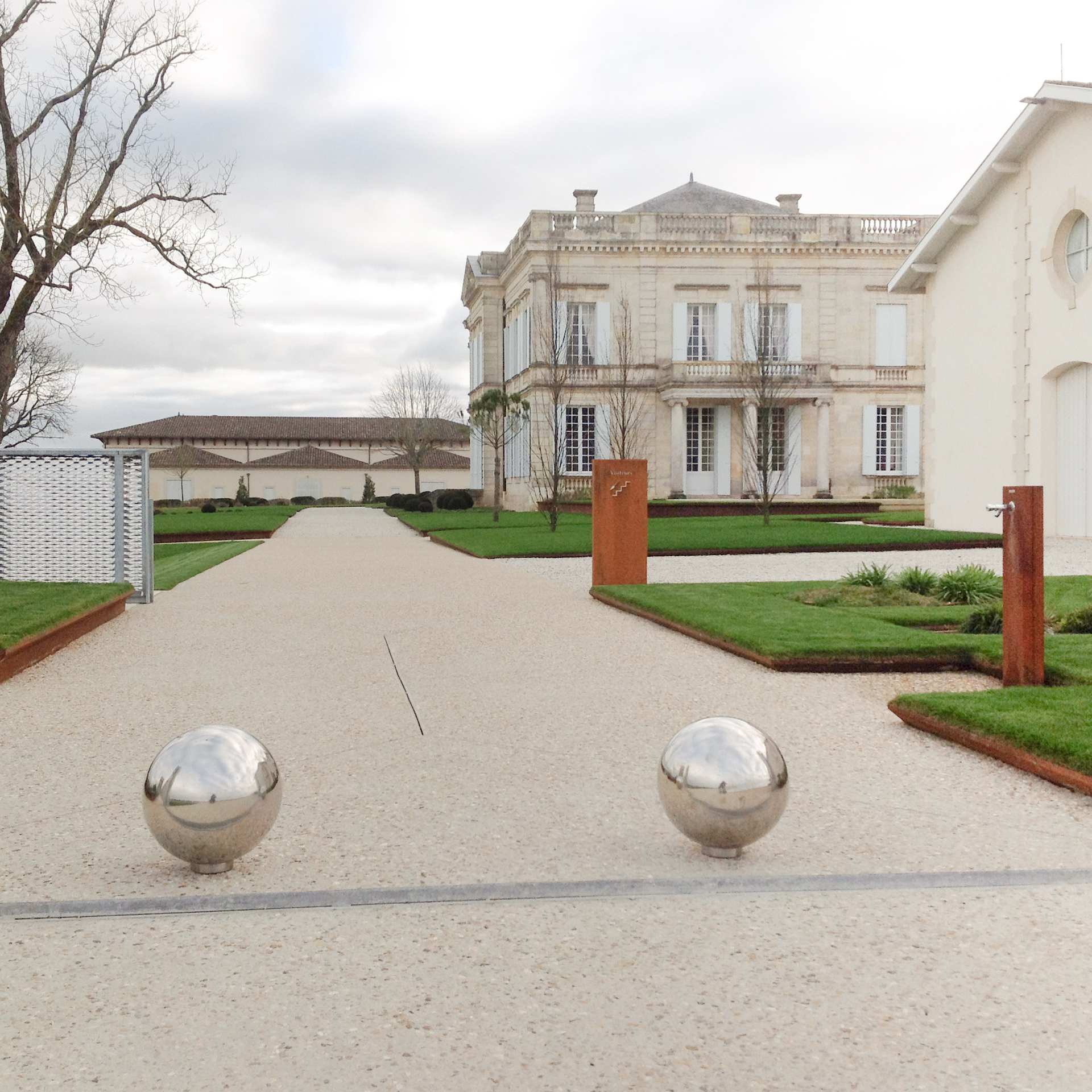 D'un simple panneau informatif à une enseigne lumineuse en caisson, LOKI basé à Bordeaux et Audenge vous accompagnera pour la réalisation de toute vos décorations et signalétique intérieur comme extérieur