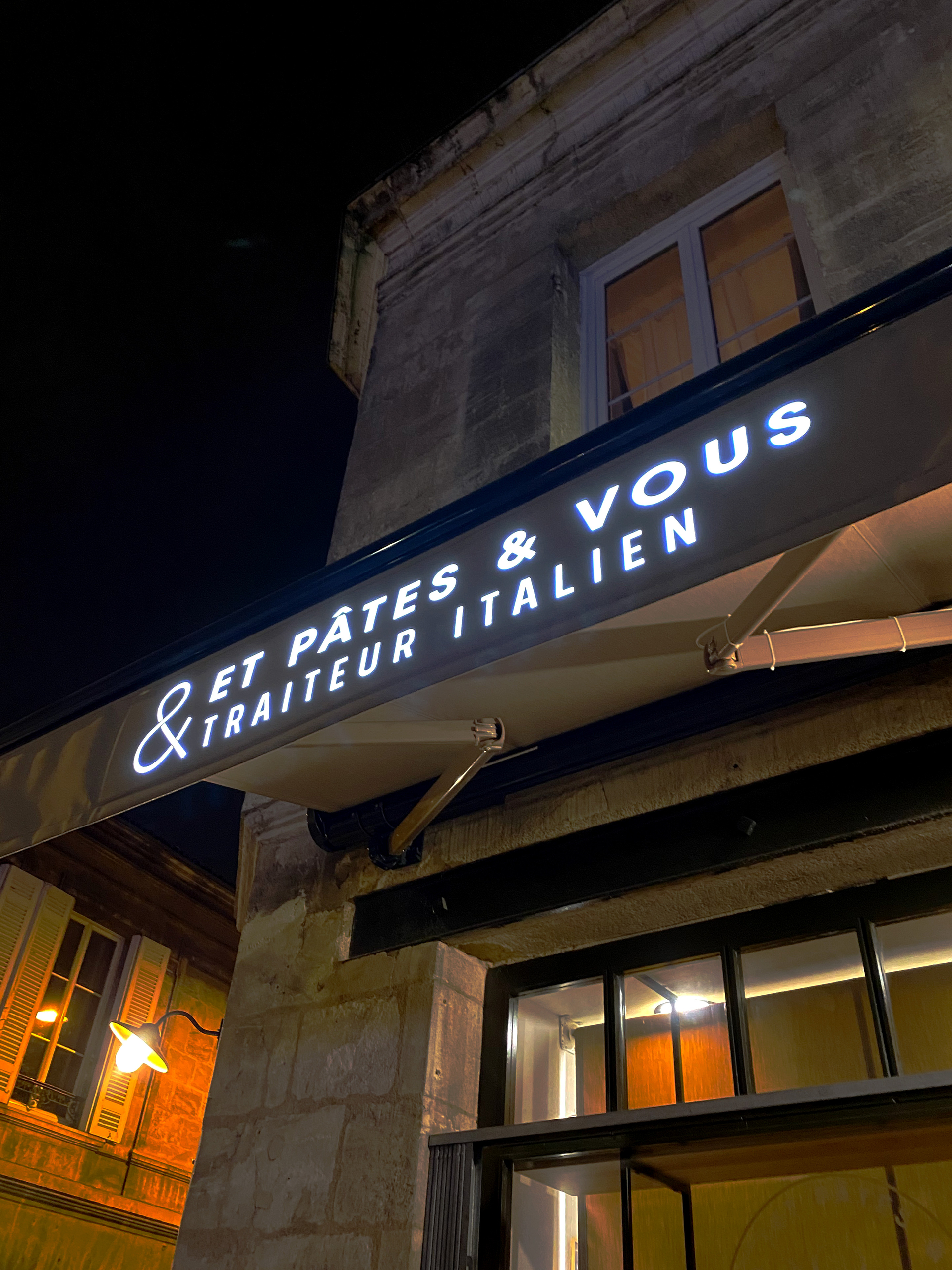 D'un simple panneau informatif à une enseigne lumineuse en caisson, LOKI basé à Bordeaux et Audenge vous accompagnera pour la réalisation de toute vos décorations et signalétique intérieur comme extérieur
