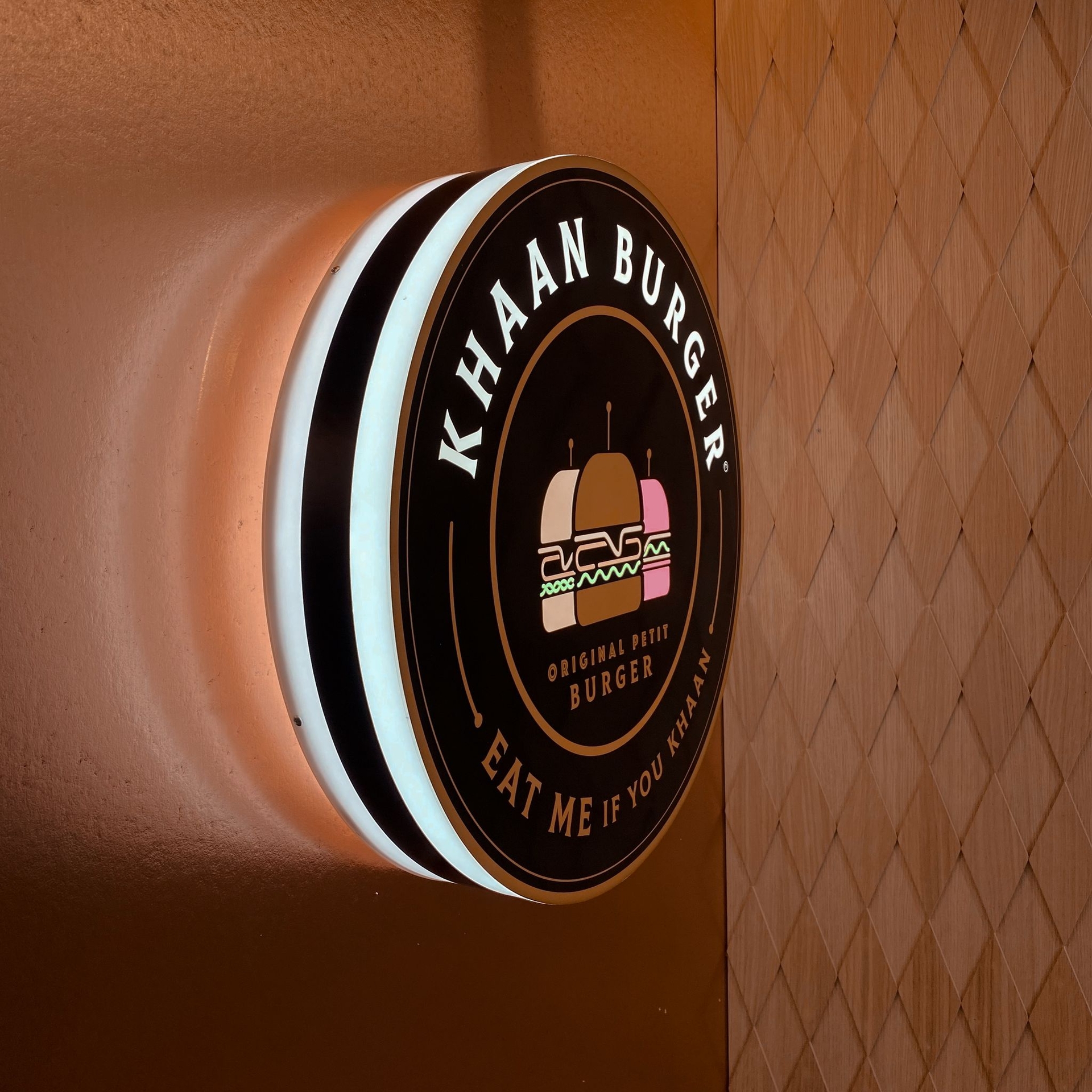 Enseigne lumineuse pour une décoration intérieur représentant le logo de "KHAAN Burger"