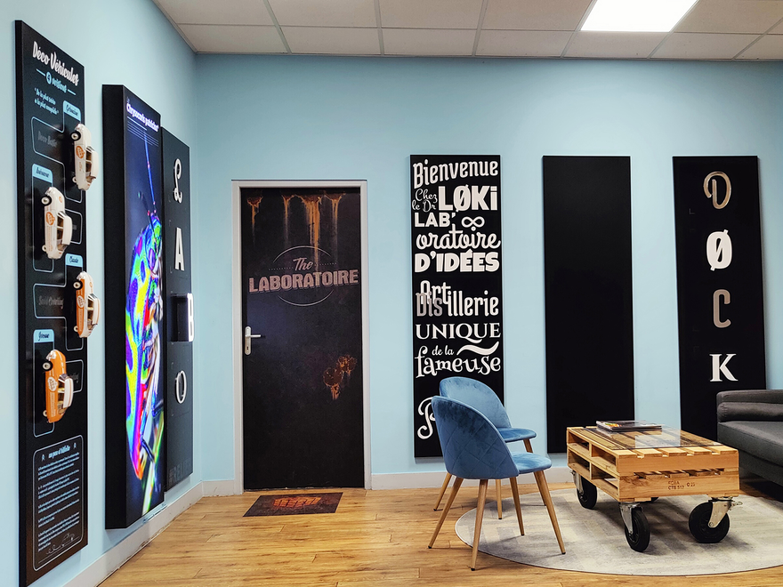 Vue depuis l'accueil de l'atelier LOKi à Bordeaux avec le show-room et la salle d'attente