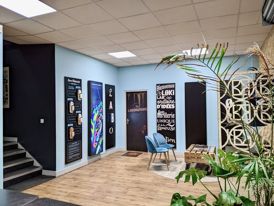Vue depuis l'accueil de l'atelier LOKi à Bordeaux avec le show-room et la salle d'attente