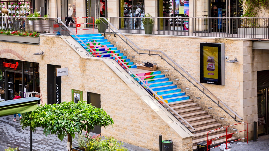 photos escaliers bordeaux rue sainte Catherine avec décoration bleu sur les escaliers illustration plage