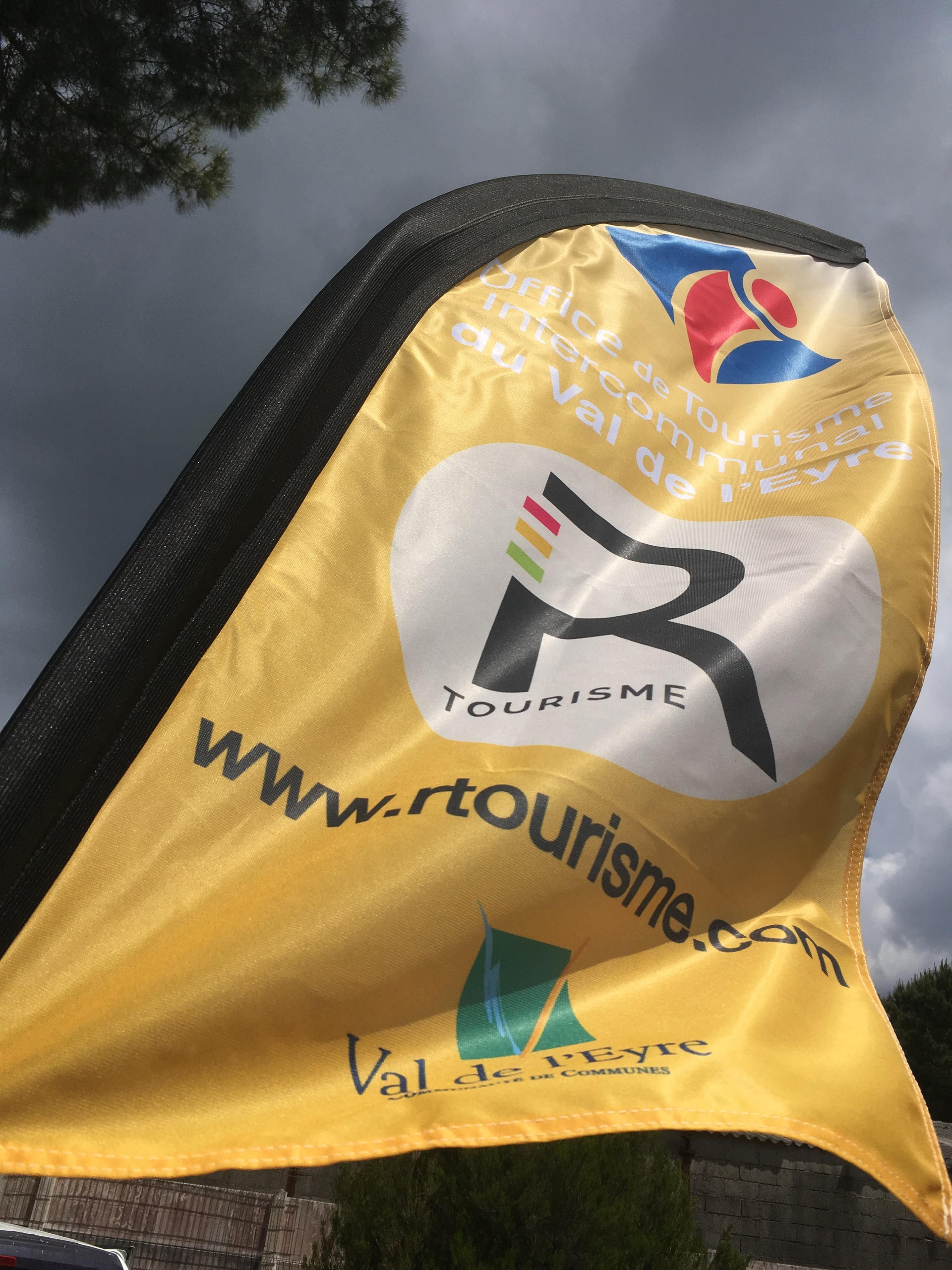 Impression quadri sur un drapeau publicitaires
