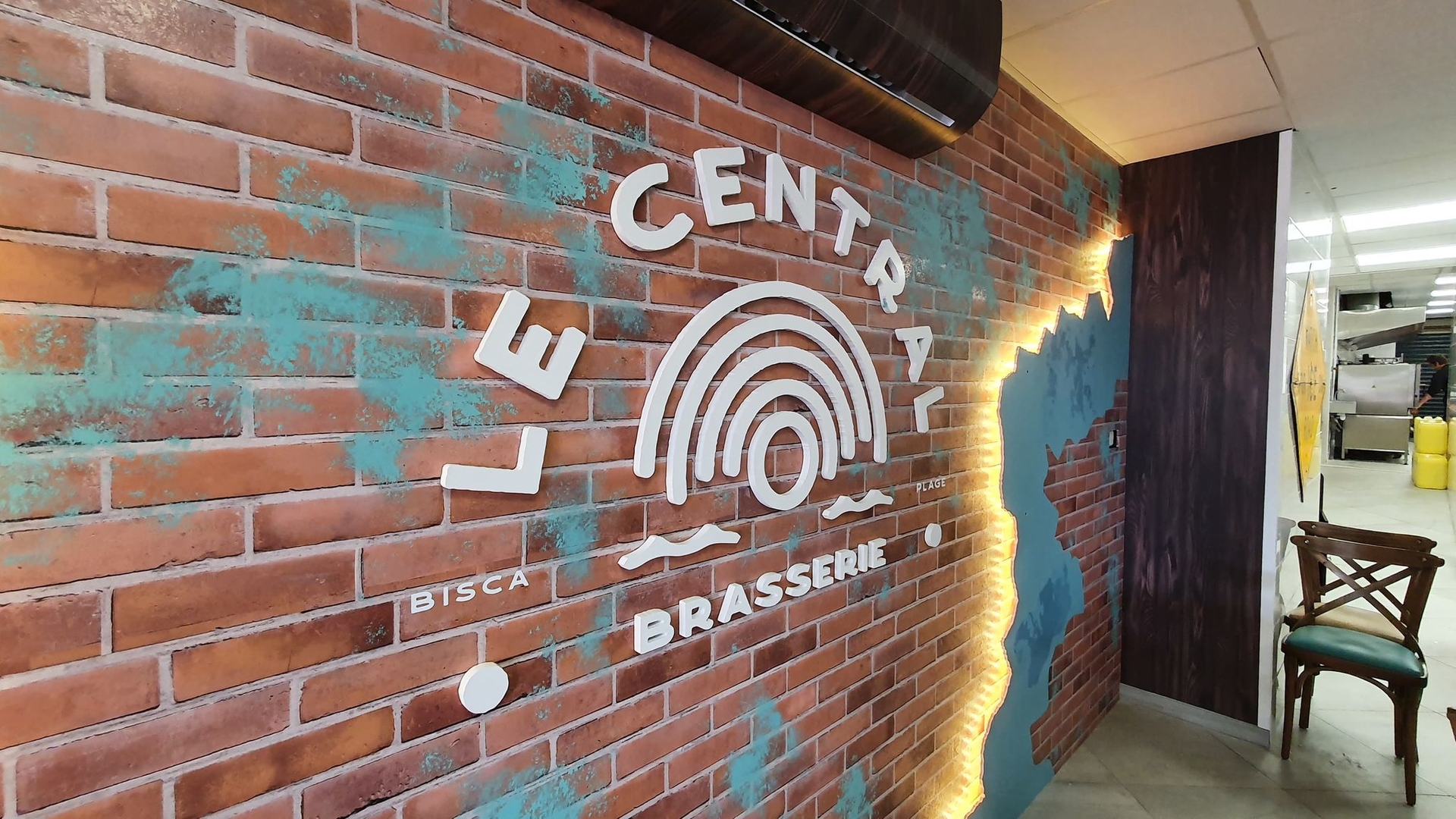 design mural avec logo en relief, mur en briquettes, peinture artistique