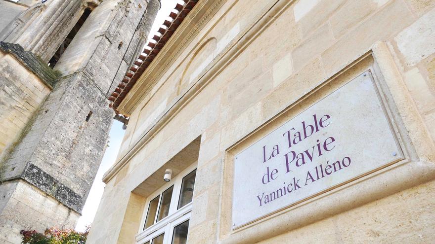 D'un simple panneau informatif à une enseigne lumineuse en caisson, LOKI basé à Bordeaux et Audenge vous accompagnera pour la réalisation de toute vos décorations et signalétique intérieur comme extérieur