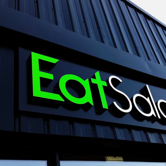 Enseigne lumineuse Eat Salad — Déploiement de marque LOKi Bordeaux