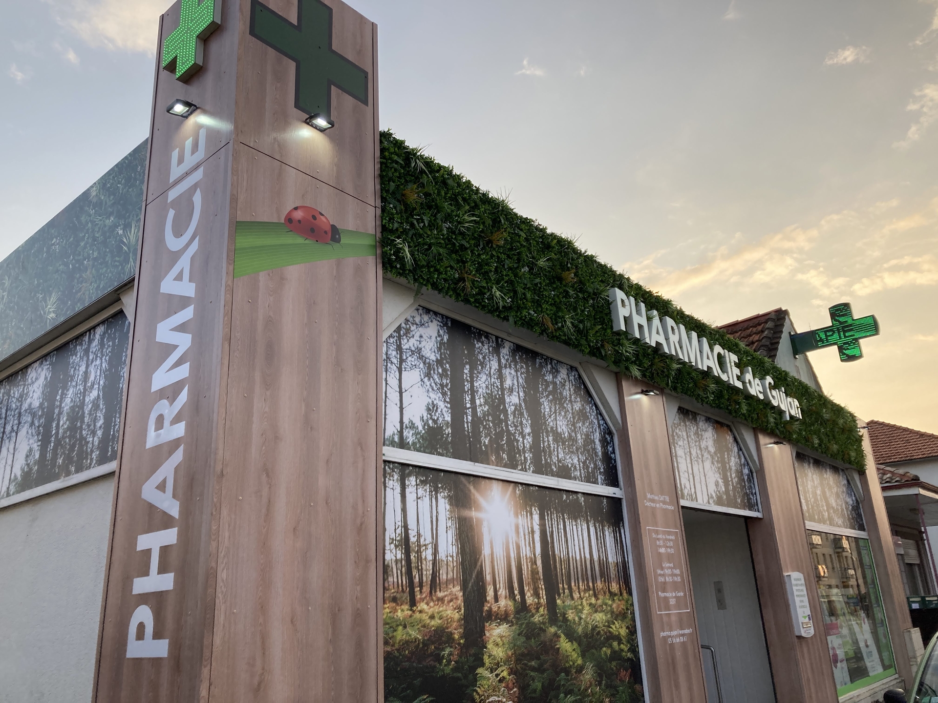 vue d'ensemble d'une décoration de façade au design eco responsable d'une pharmacie sur le bassin d'arcachon