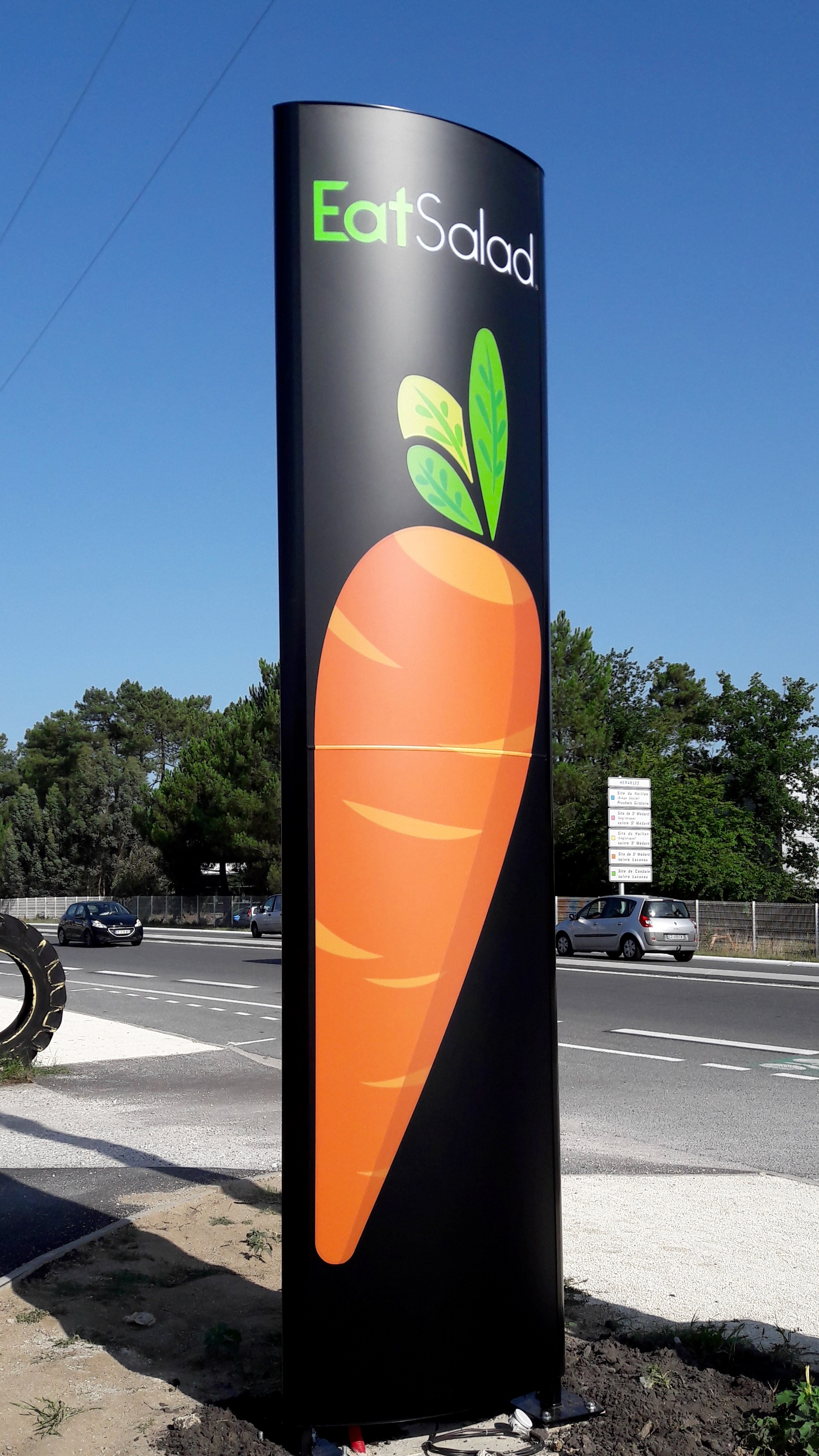 Totem publicitaire en bord de route