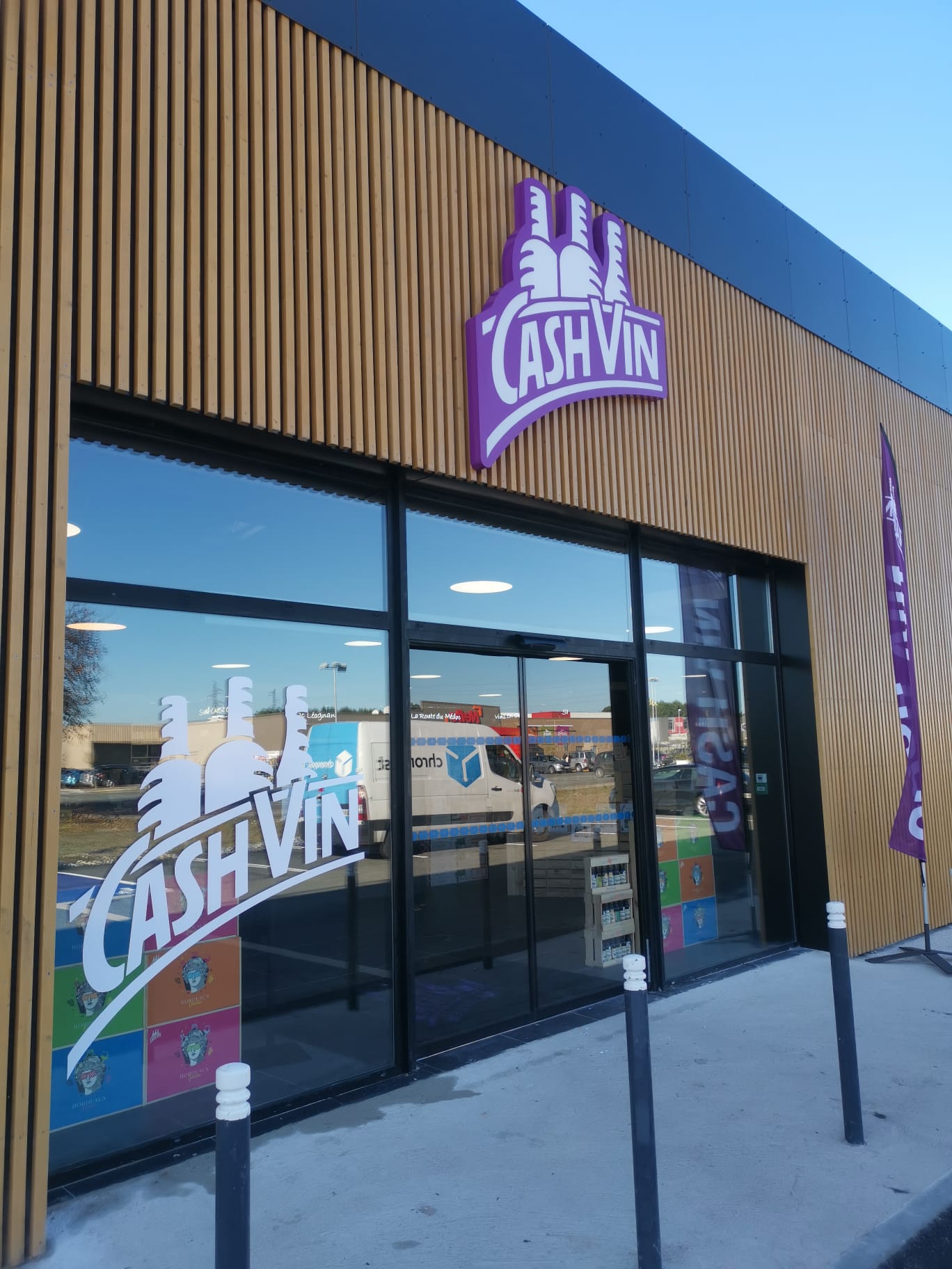 Enseigne de façade Cash Vin conçue, fabriquée et posée par LOKI